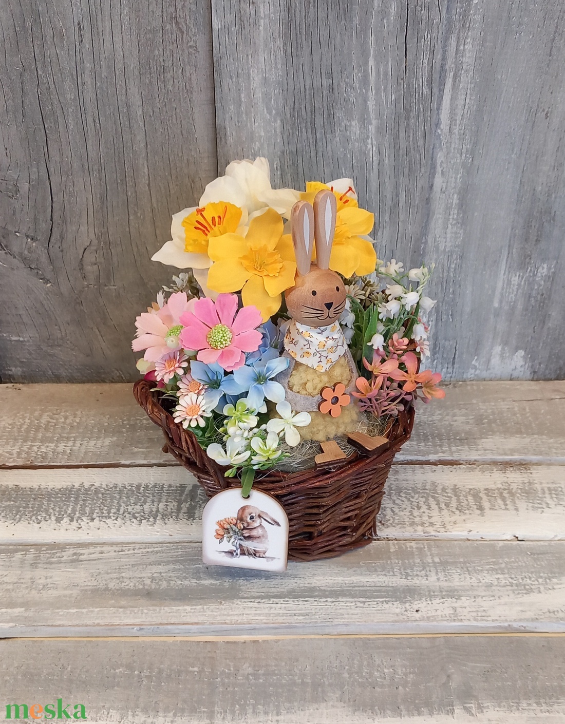 Vidám Nyuszikosár  - Virágos Asztaldísz/Tavaszi Asztaldísz/Húsvéti Asztaldísz/Asztaldísz/Virágajándék - otthon & életmód - virágdekoráció - virágdíszek - virágdísz kaspóban - Meska.hu
