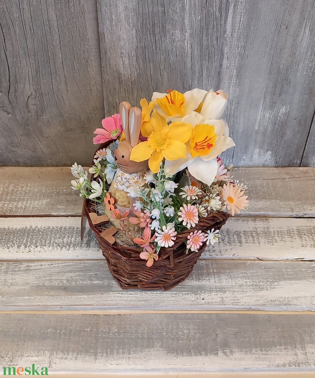 Vidám Nyuszikosár  - Virágos Asztaldísz/Tavaszi Asztaldísz/Húsvéti Asztaldísz/Asztaldísz/Virágajándék - otthon & életmód - virágdekoráció - virágdíszek - virágdísz kaspóban - Meska.hu