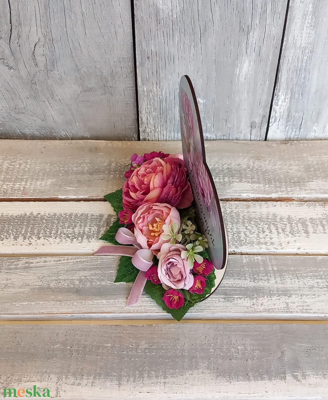 VirágSzívKöszöntő- Anyák-napi Asztaldísz/Tavaszi Asztaldísz/Virágos Asztaldísz/Köszöntő Asztaldísz/Virágdekoráció - otthon & életmód - virágdekoráció - virágdíszek - asztali virágdísz - Meska.hu