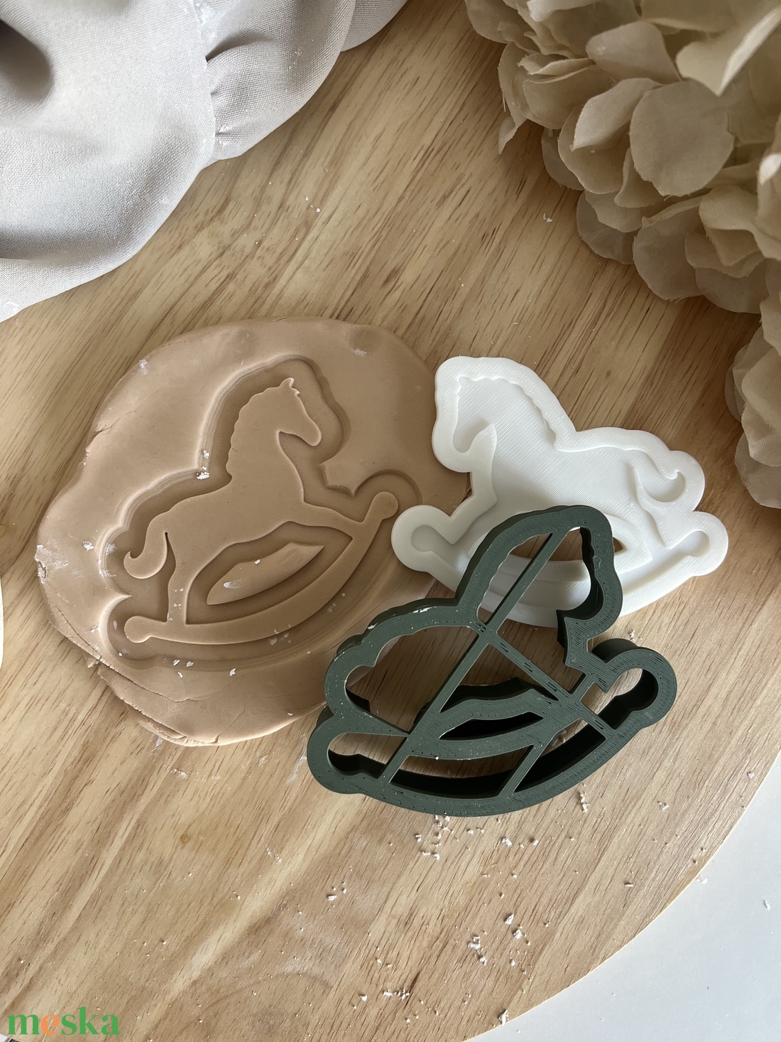 3D fondant forma és kiszúró - Karácsonyi hintaló - otthon & életmód - konyhafelszerelés, tálalás - sütés, főzés - sütikiszúró - Meska.hu 3D fondant forma és kiszúró - Karácsonyi hintaló - otthon & életmód - konyhafelszerelés, tálalás - sütés, főzés - sütikiszúró - Meska.hu