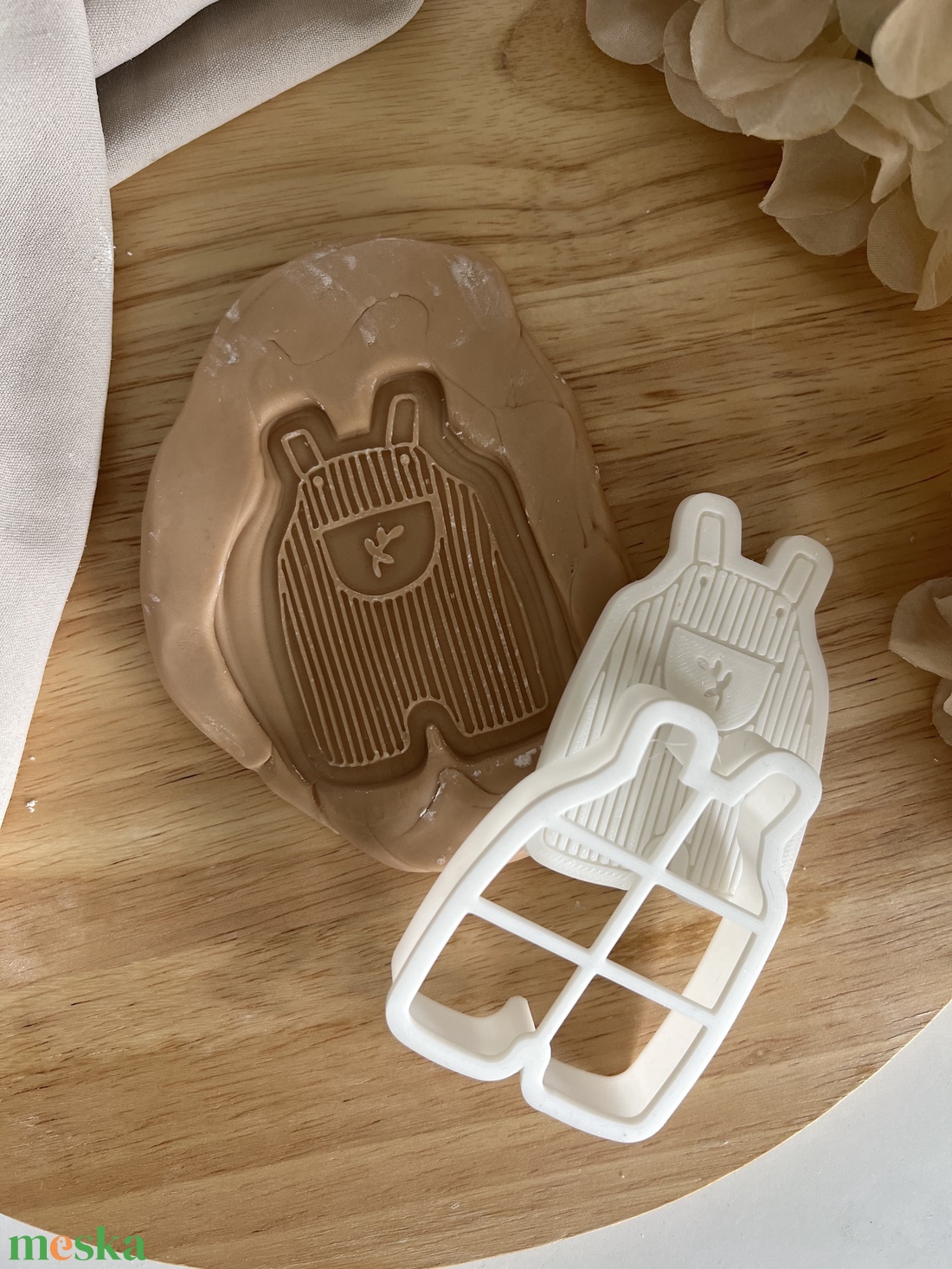 3D fondant forma és kiszúró - Kantáros babaruha - otthon & életmód - konyhafelszerelés, tálalás - sütés, főzés - sütikiszúró - Meska.hu 3D fondant forma és kiszúró - Kantáros babaruha - otthon & életmód - konyhafelszerelés, tálalás - sütés, főzés - sütikiszúró - Meska.hu