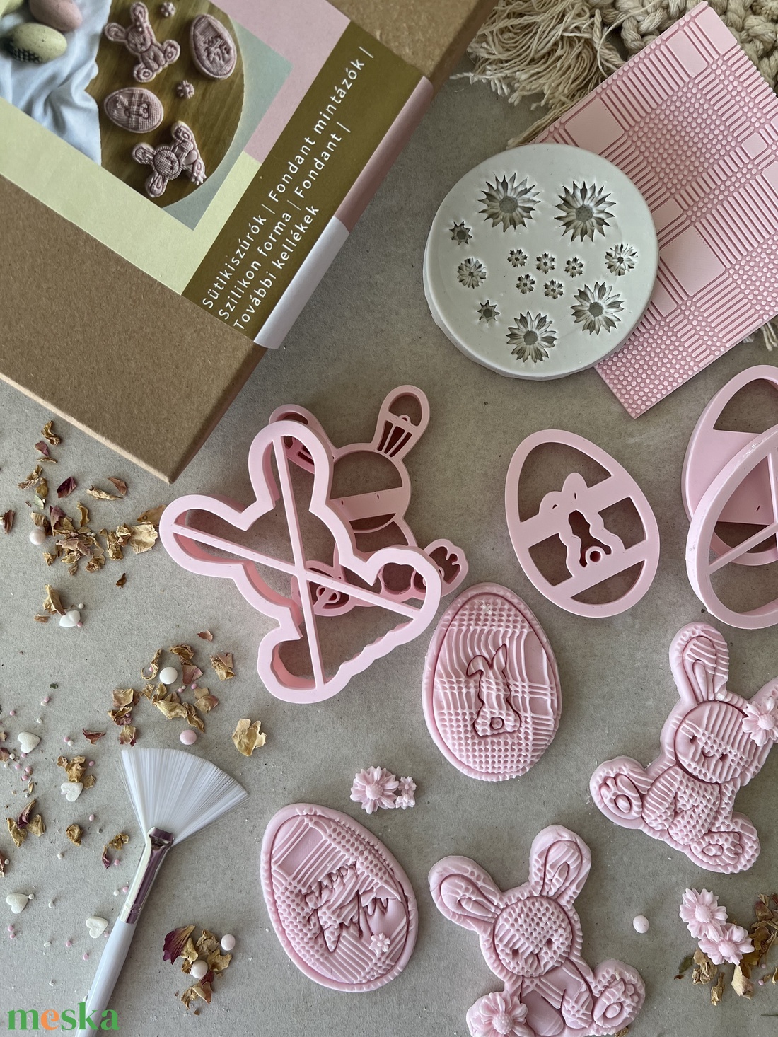 Húsvéti DIY sütikészítő doboz - fondanttal, ecsettel, sütikiszúróval, szilikon formával - ünnepi díszek, dekorációk - húsvéti díszek és dekorációk - húsvéti sütikiszúró - Meska.hu