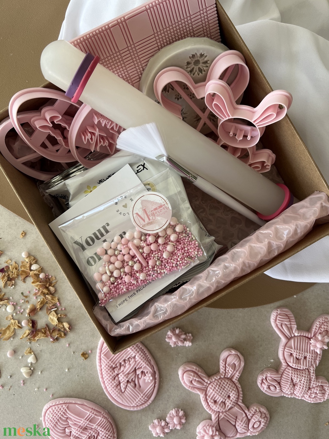 Húsvéti DIY sütikészítő doboz - fondanttal, ecsettel, sütikiszúróval, szilikon formával - ünnepi díszek, dekorációk - húsvéti díszek és dekorációk - húsvéti sütikiszúró - Meska.hu