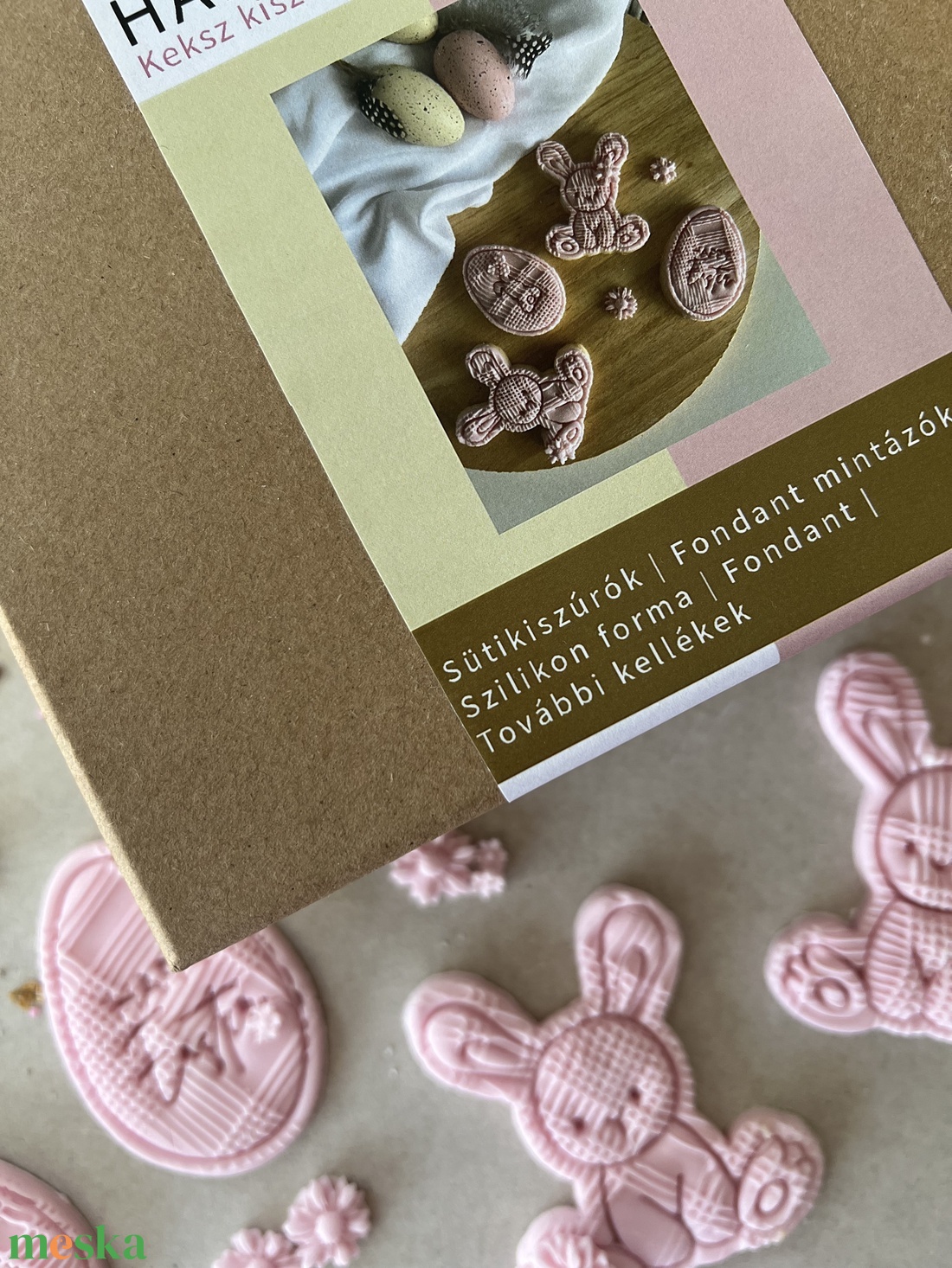 Húsvéti DIY sütikészítő doboz - fondanttal, ecsettel, sütikiszúróval, szilikon formával - ünnepi díszek, dekorációk - húsvéti díszek és dekorációk - húsvéti sütikiszúró - Meska.hu