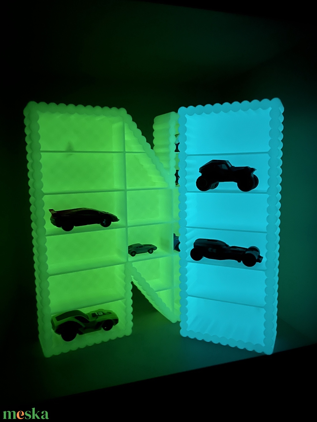 Matchbox fali tároló Hot Wheels polc Kisautó Játék rendszerező - Sötétben világít - baba - mama - babaszobabútor - játéktároló - Meska.hu