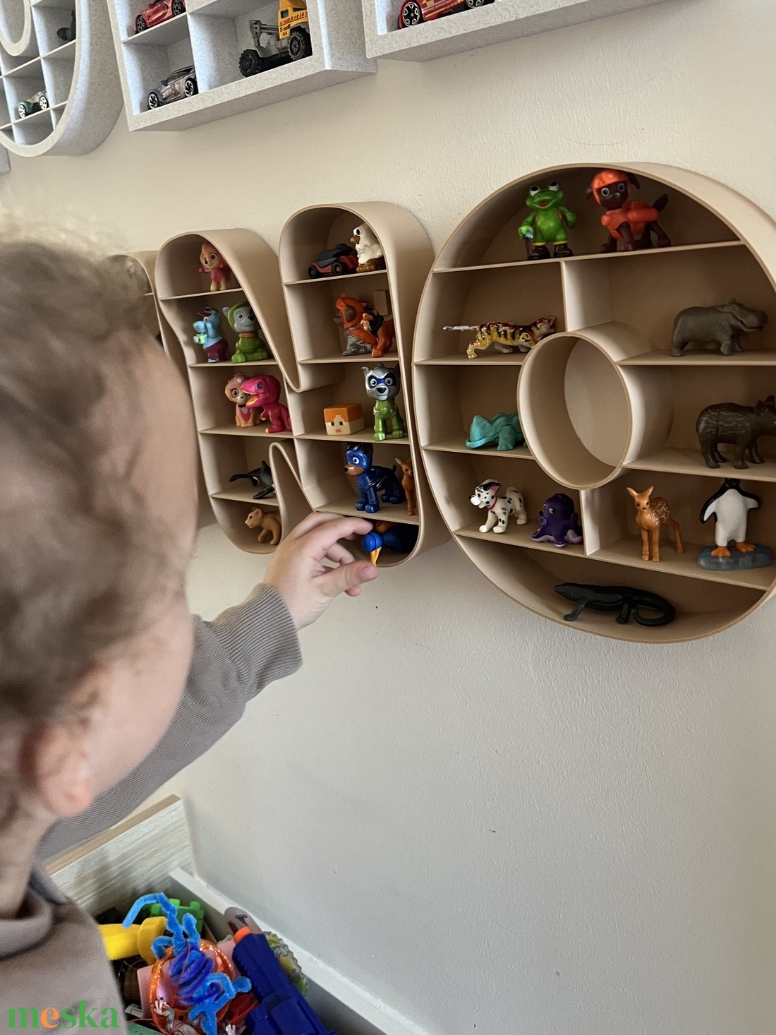 Fali játéktároló - Kinder, mini figura, Hot Wheels, Matchbox - baba - mama - babaszobabútor - játéktároló - Meska.hu