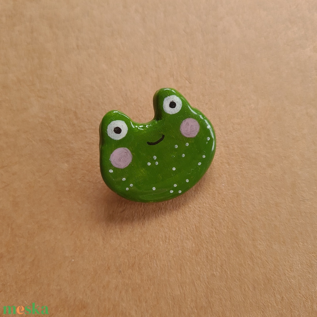 Zöld béka kitűző - ékszer - kitűző és bross - kitűző - Meska.hu Zöld béka kitűző - ékszer - kitűző és bross - kitűző - Meska.hu