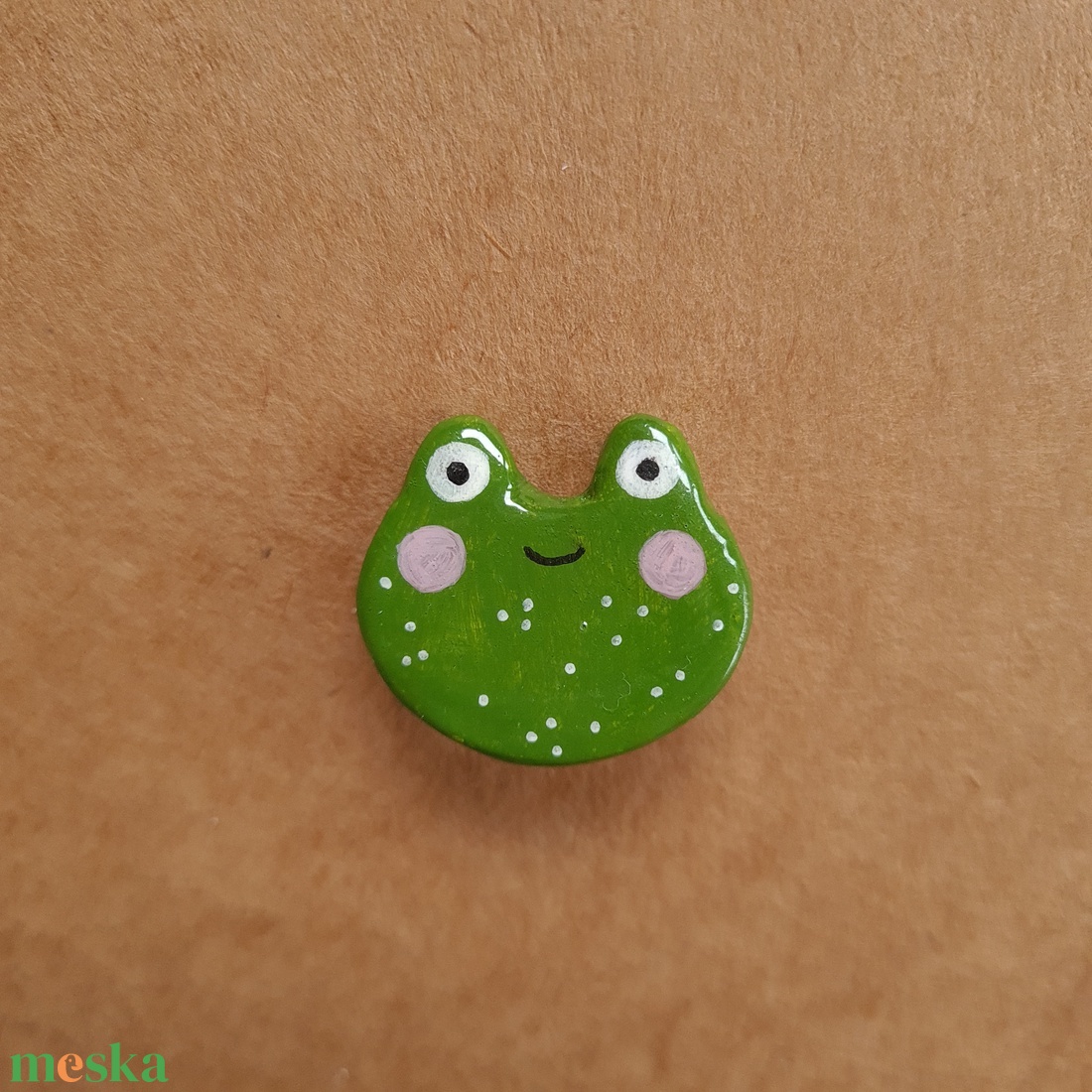 Zöld béka kitűző - ékszer - kitűző és bross - kitűző - Meska.hu Zöld béka kitűző - ékszer - kitűző és bross - kitűző - Meska.hu