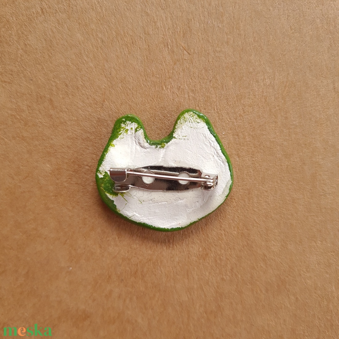 Zöld béka kitűző - ékszer - kitűző és bross - kitűző - Meska.hu Zöld béka kitűző - ékszer - kitűző és bross - kitűző - Meska.hu