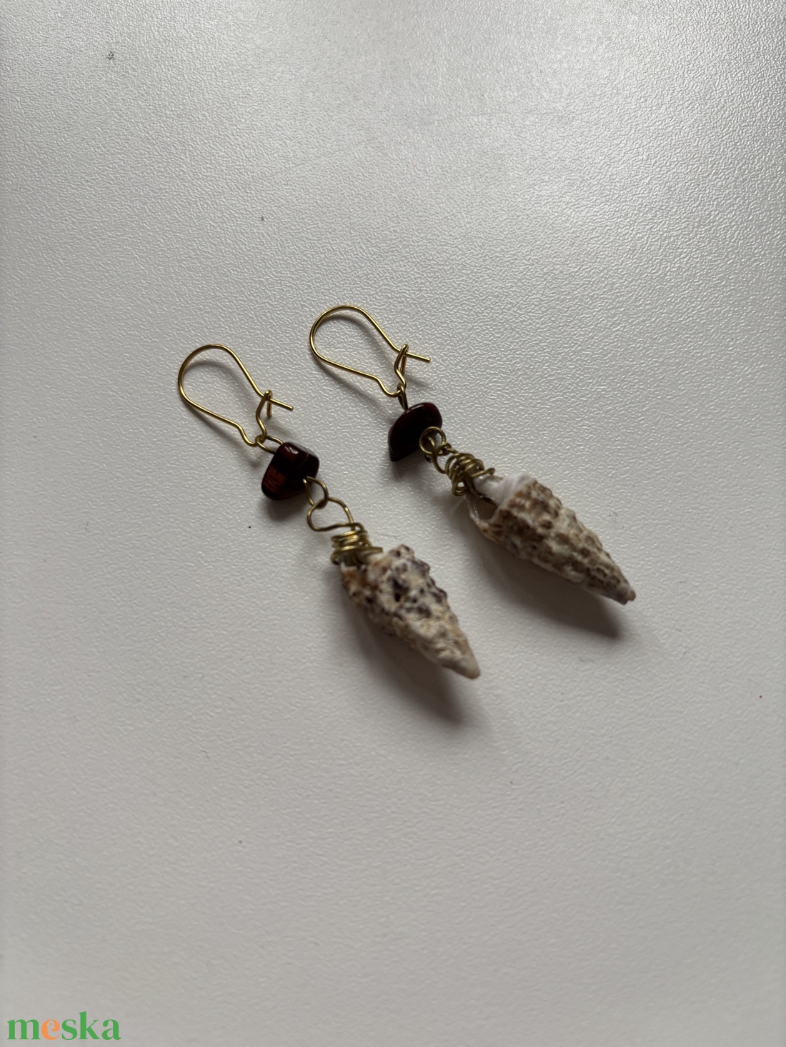 Eredeti csigaházas fülbevaló, tigrisszemmel - ékszer - fülbevaló - lógó fülbevaló - Meska.hu