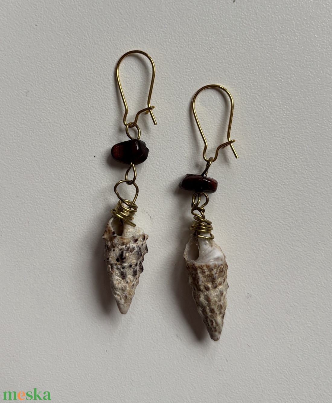 Eredeti csigaházas fülbevaló, tigrisszemmel - ékszer - fülbevaló - lógó fülbevaló - Meska.hu