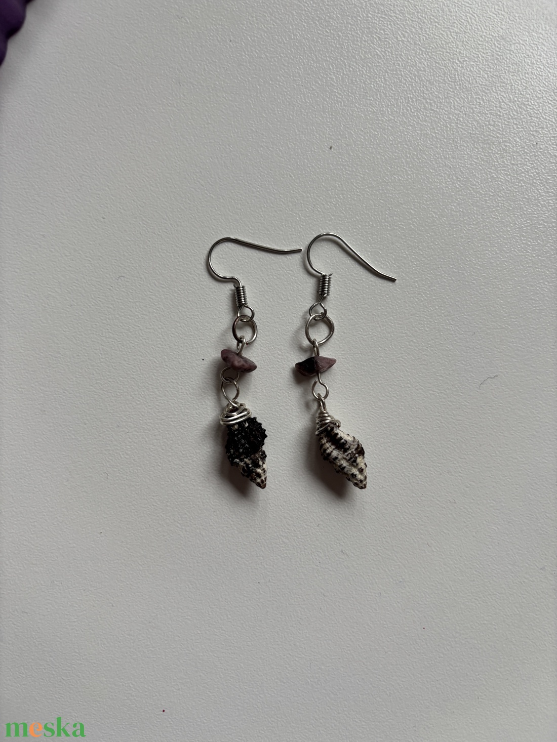 Csigaházas fülbevaló rodonittal - ékszer - fülbevaló - lógó fülbevaló - Meska.hu