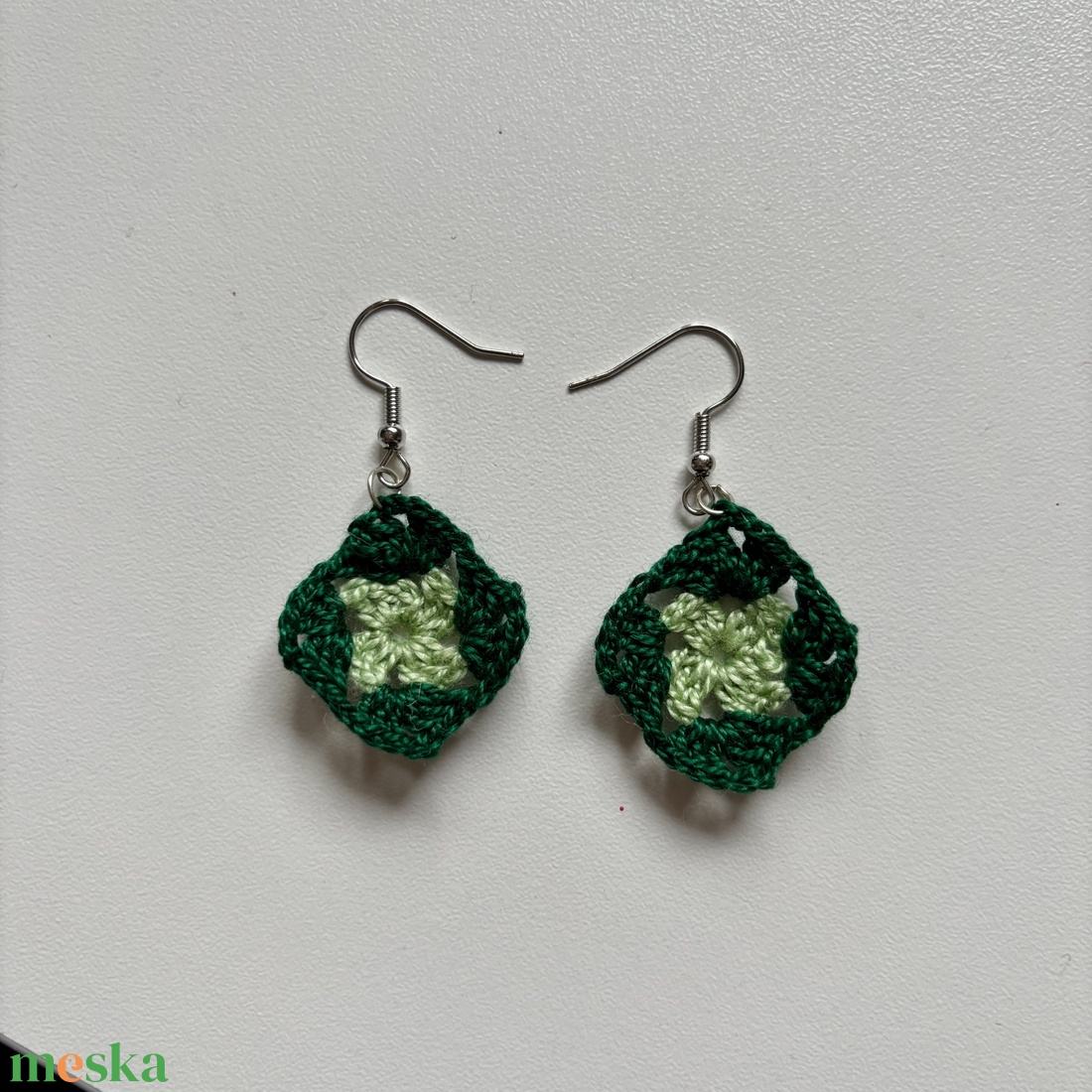 Mikrohorgolt kéttónusú fülbevaló - ékszer - fülbevaló - lógó fülbevaló - Meska.hu