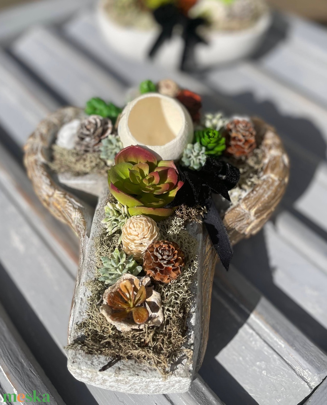 Kereszt kaspóban sírdísz selyem és szárazvirágból - otthon & életmód - vallás - temetkezési tárgy - sírdísz, kegyeleti dísz - Meska.hu Kereszt kaspóban sírdísz selyem és szárazvirágból - otthon & életmód - vallás - temetkezési tárgy - sírdísz, kegyeleti dísz - Meska.hu