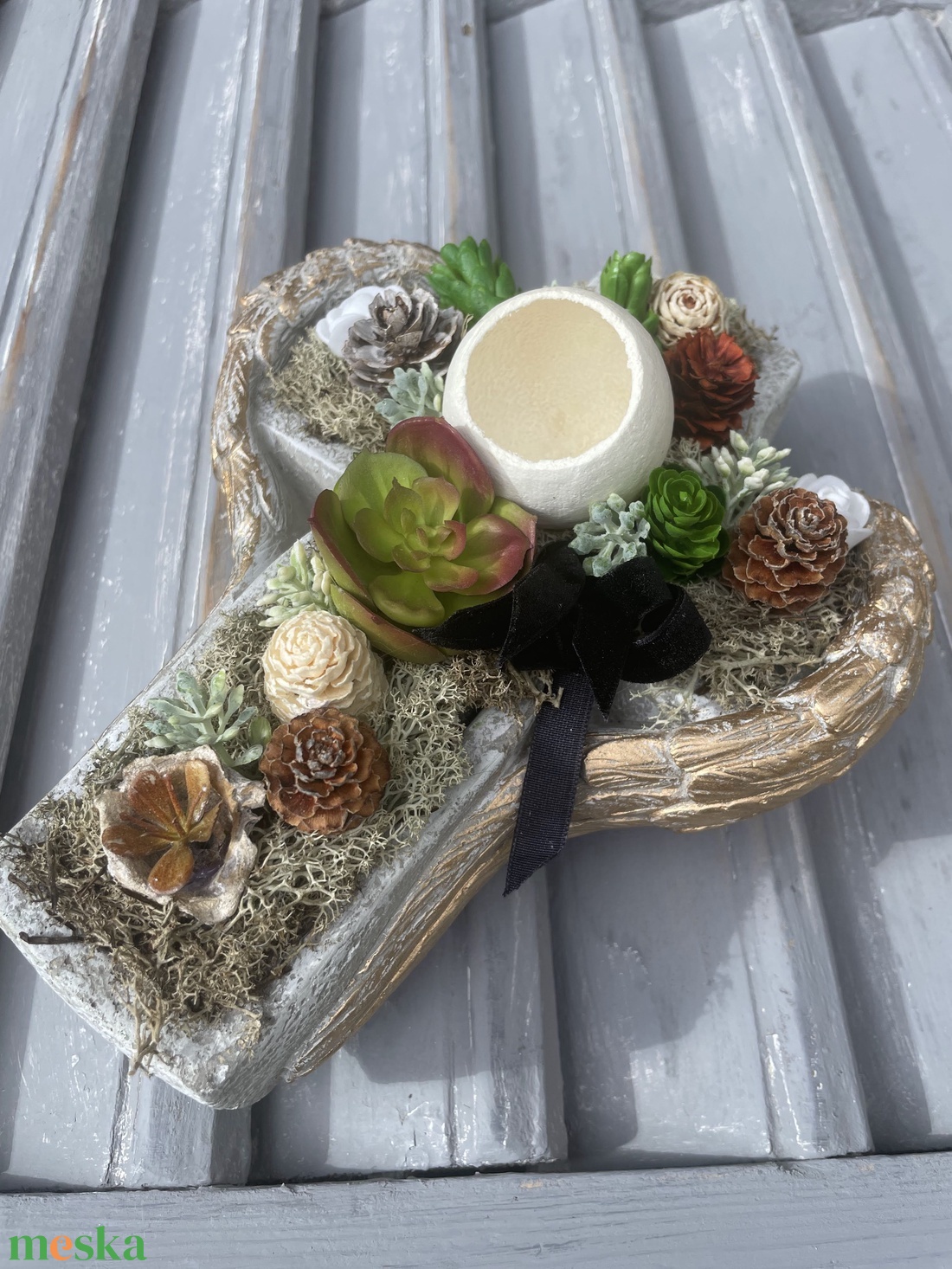 Kereszt kaspóban sírdísz selyem és szárazvirágból - otthon & életmód - vallás - temetkezési tárgy - sírdísz, kegyeleti dísz - Meska.hu Kereszt kaspóban sírdísz selyem és szárazvirágból - otthon & életmód - vallás - temetkezési tárgy - sírdísz, kegyeleti dísz - Meska.hu