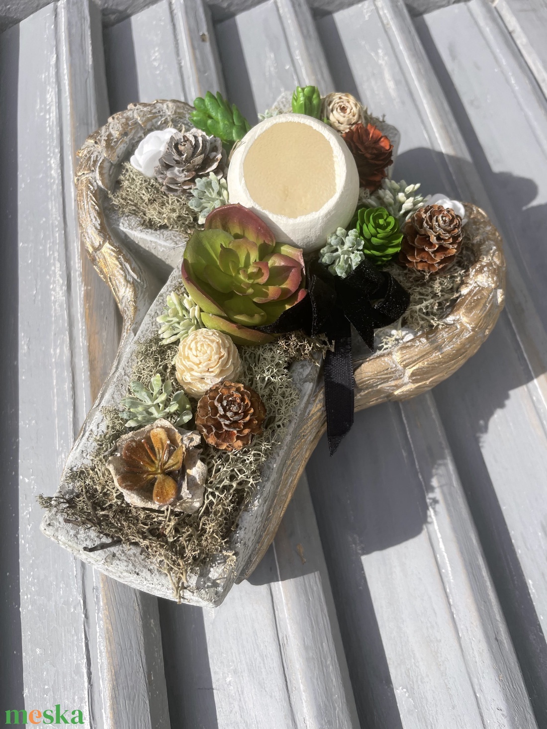 Kereszt kaspóban sírdísz selyem és szárazvirágból - otthon & életmód - vallás - temetkezési tárgy - sírdísz, kegyeleti dísz - Meska.hu Kereszt kaspóban sírdísz selyem és szárazvirágból - otthon & életmód - vallás - temetkezési tárgy - sírdísz, kegyeleti dísz - Meska.hu