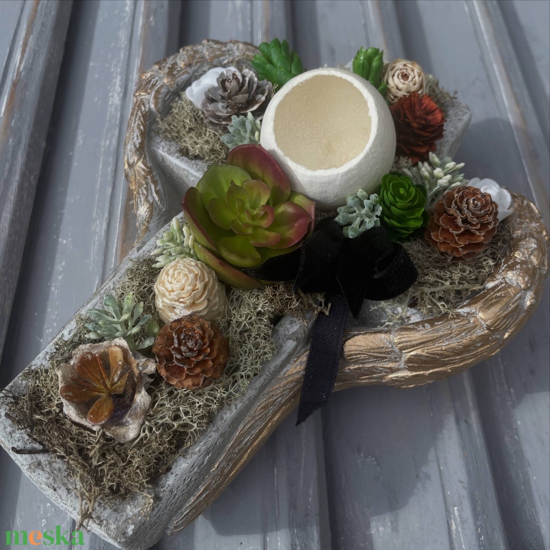 Kereszt kaspóban sírdísz selyem és szárazvirágból - otthon & életmód - vallás - temetkezési tárgy - sírdísz, kegyeleti dísz - Meska.hu Kereszt kaspóban sírdísz selyem és szárazvirágból - otthon & életmód - vallás - temetkezési tárgy - sírdísz, kegyeleti dísz - Meska.hu