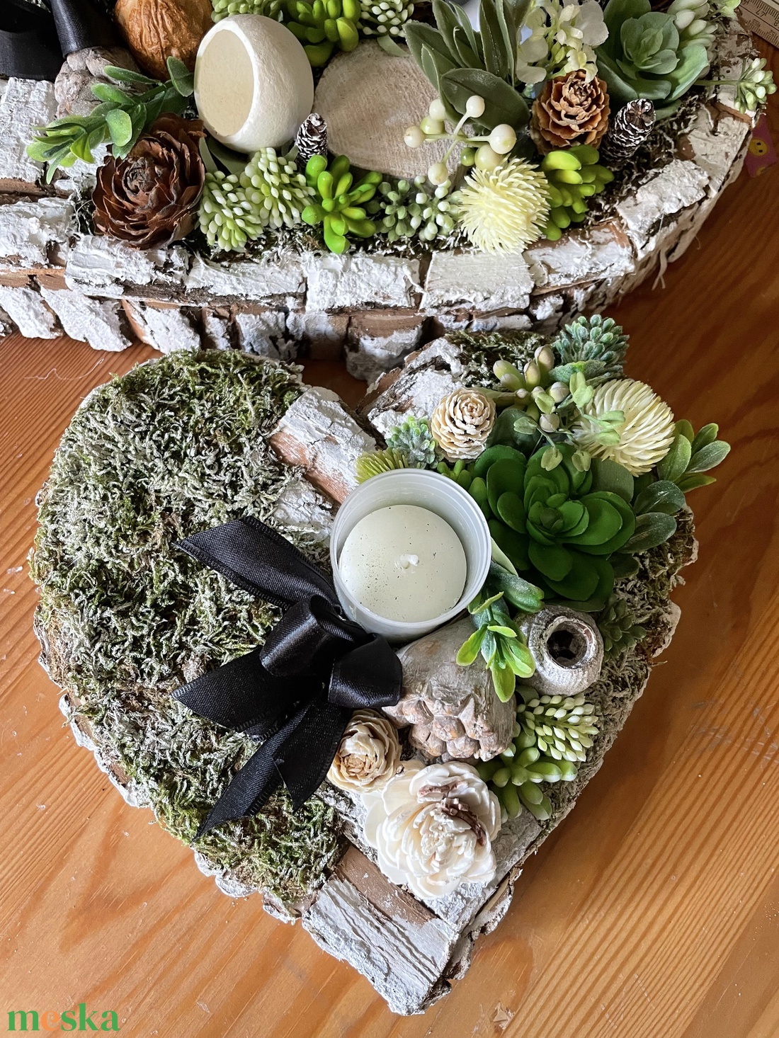 Szív alakú sírdísz gyertyával selyem és szárazvirágokból - otthon & életmód - vallás - temetkezési tárgy - sírdísz, kegyeleti dísz - Meska.hu Szív alakú sírdísz gyertyával selyem és szárazvirágokból - otthon & életmód - vallás - temetkezési tárgy - sírdísz, kegyeleti dísz - Meska.hu