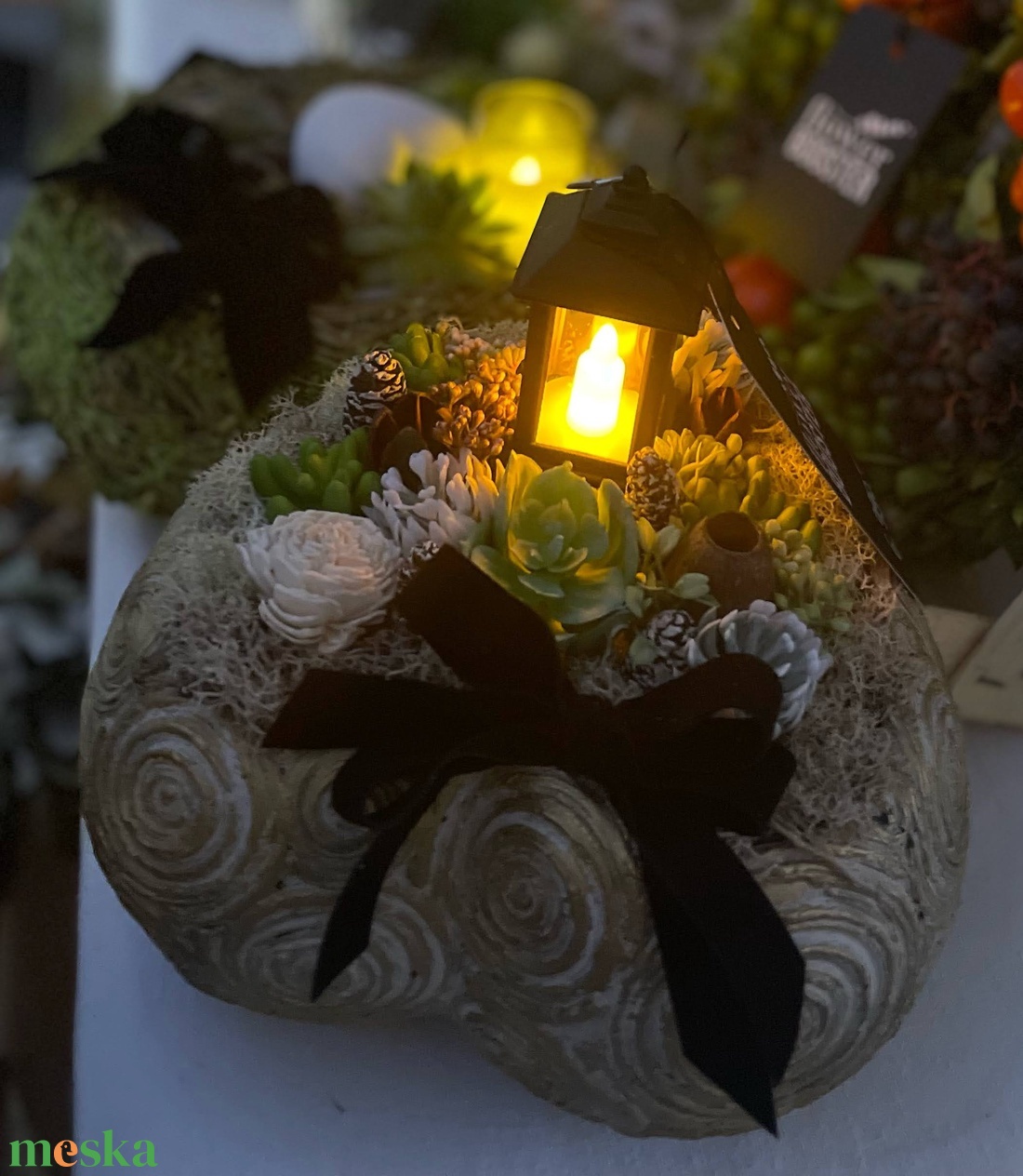 Kőkaspóba készült sírdísz selyem és szárazvirágokból ledes mécsessel - otthon & életmód - vallás - temetkezési tárgy - sírdísz, kegyeleti dísz - Meska.hu Kőkaspóba készült sírdísz selyem és szárazvirágokból ledes mécsessel - otthon & életmód - vallás - temetkezési tárgy - sírdísz, kegyeleti dísz - Meska.hu