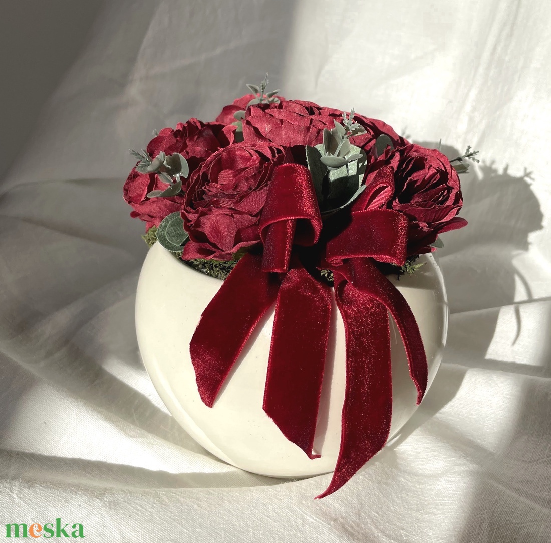 Asztaldísz Valentín napra kerámia kaspóban - otthon & életmód - virágdekoráció - virágdíszek - virágdísz kaspóban - Meska.hu