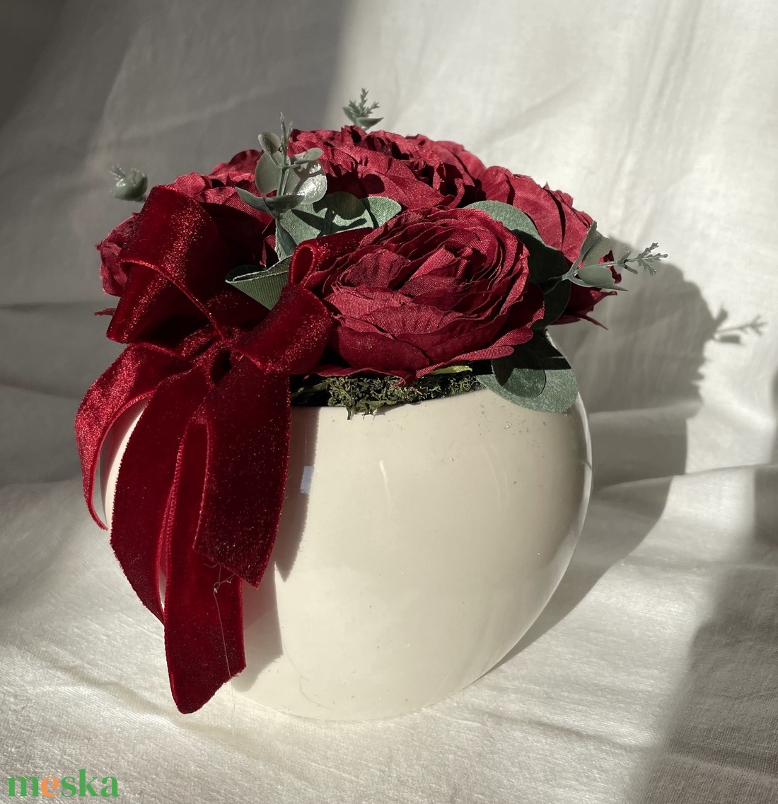 Asztaldísz Valentín napra kerámia kaspóban - otthon & életmód - virágdekoráció - virágdíszek - virágdísz kaspóban - Meska.hu