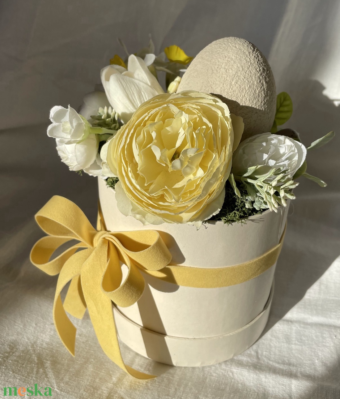 Húsvéti asztaldísz tojással bézs boxban - ünnepi díszek, dekorációk - húsvéti díszek és dekorációk - húsvéti virágos díszek - Meska.hu
