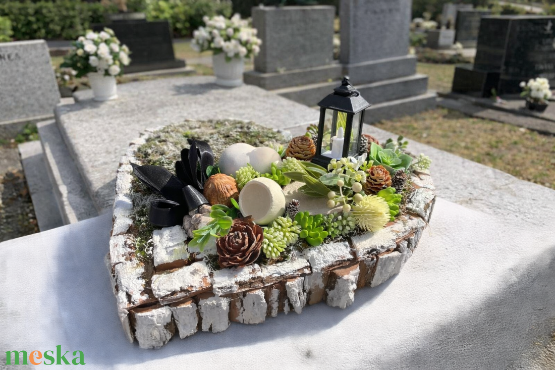 Sírdísz selyem és szárazvirágokból ledes mécsessel - otthon & életmód - vallás - temetkezési tárgy - sírdísz, kegyeleti dísz - Meska.hu