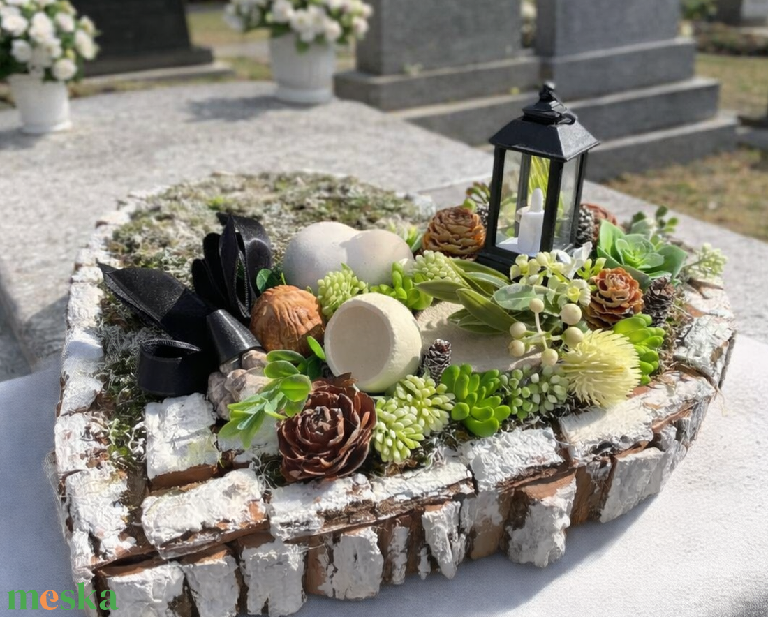 Sírdísz selyem és szárazvirágokból ledes mécsessel - otthon & életmód - vallás - temetkezési tárgy - sírdísz, kegyeleti dísz - Meska.hu