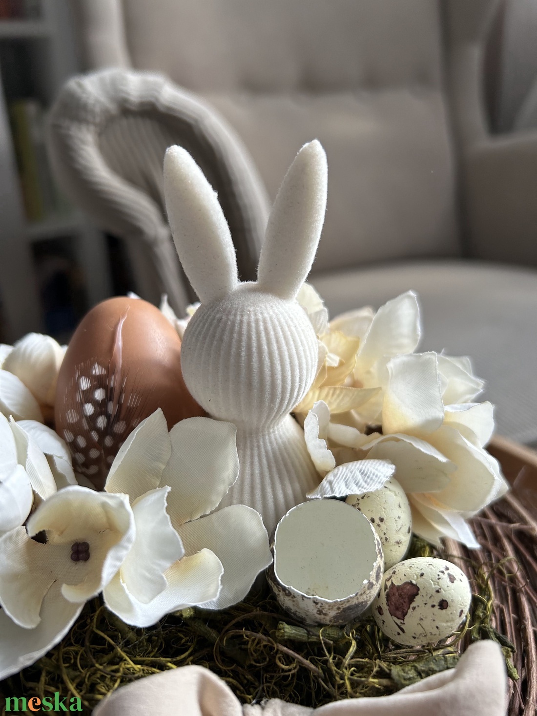 Húsvéti asztaldísz háncs koszorún hortenziával és bézs nyuszival - ünnepi díszek, dekorációk - húsvéti díszek és dekorációk - húsvéti asztaldíszek - Meska.hu