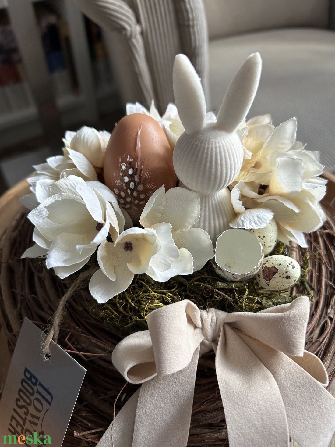 Húsvéti asztaldísz háncs koszorún hortenziával és bézs nyuszival - ünnepi díszek, dekorációk - húsvéti díszek és dekorációk - húsvéti asztaldíszek - Meska.hu
