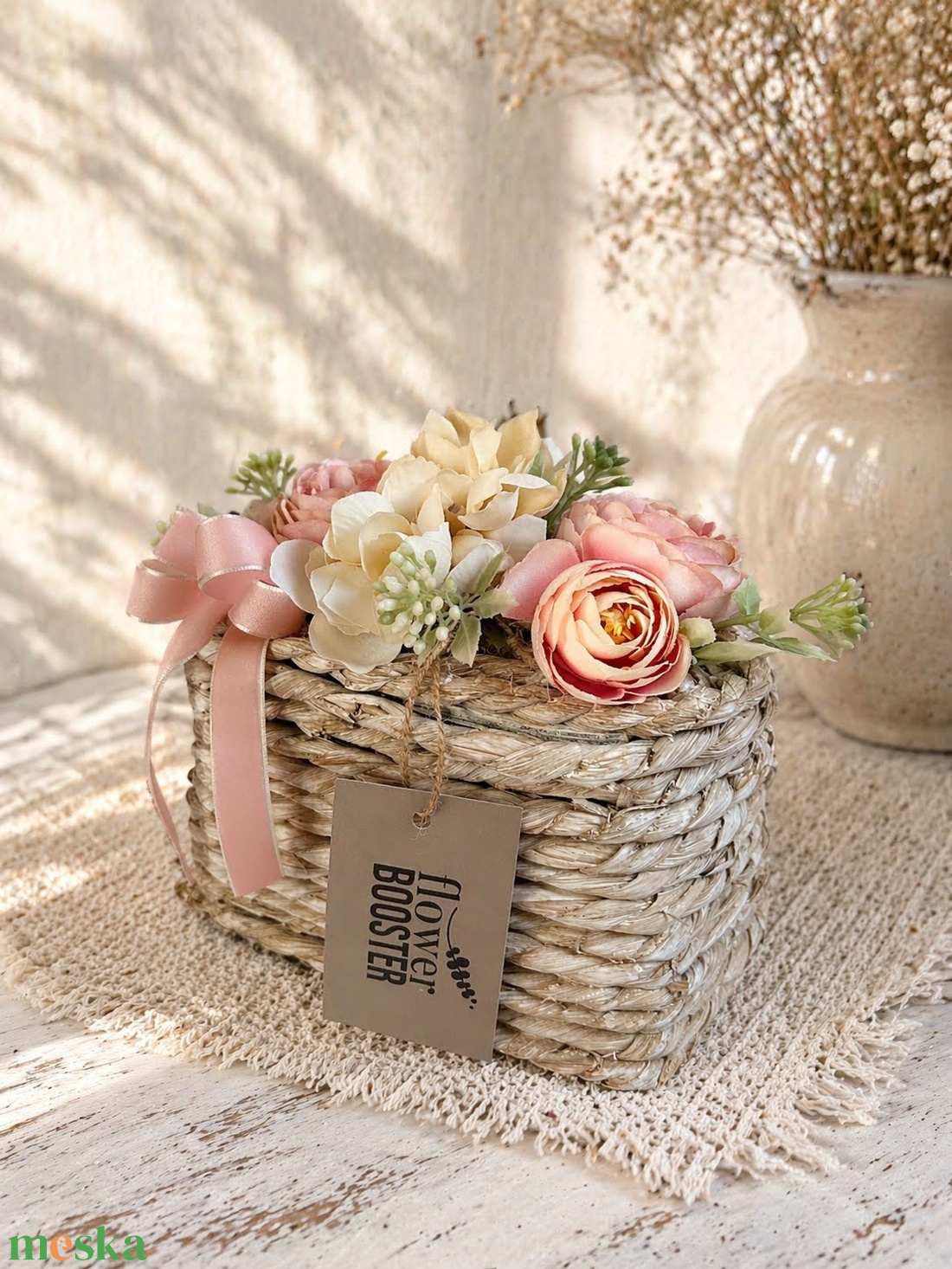 Anyák napi asztaldísz fonott kaspóban boglárkával és hortenziával - otthon & életmód - virágdekoráció - virágdíszek - asztali virágdísz - Meska.hu