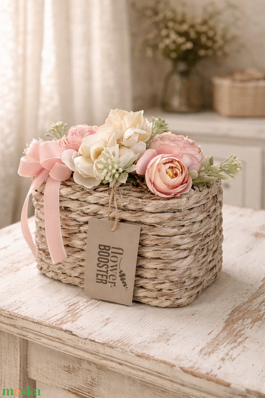 Anyák napi asztaldísz fonott kaspóban boglárkával és hortenziával - otthon & életmód - virágdekoráció - virágdíszek - asztali virágdísz - Meska.hu