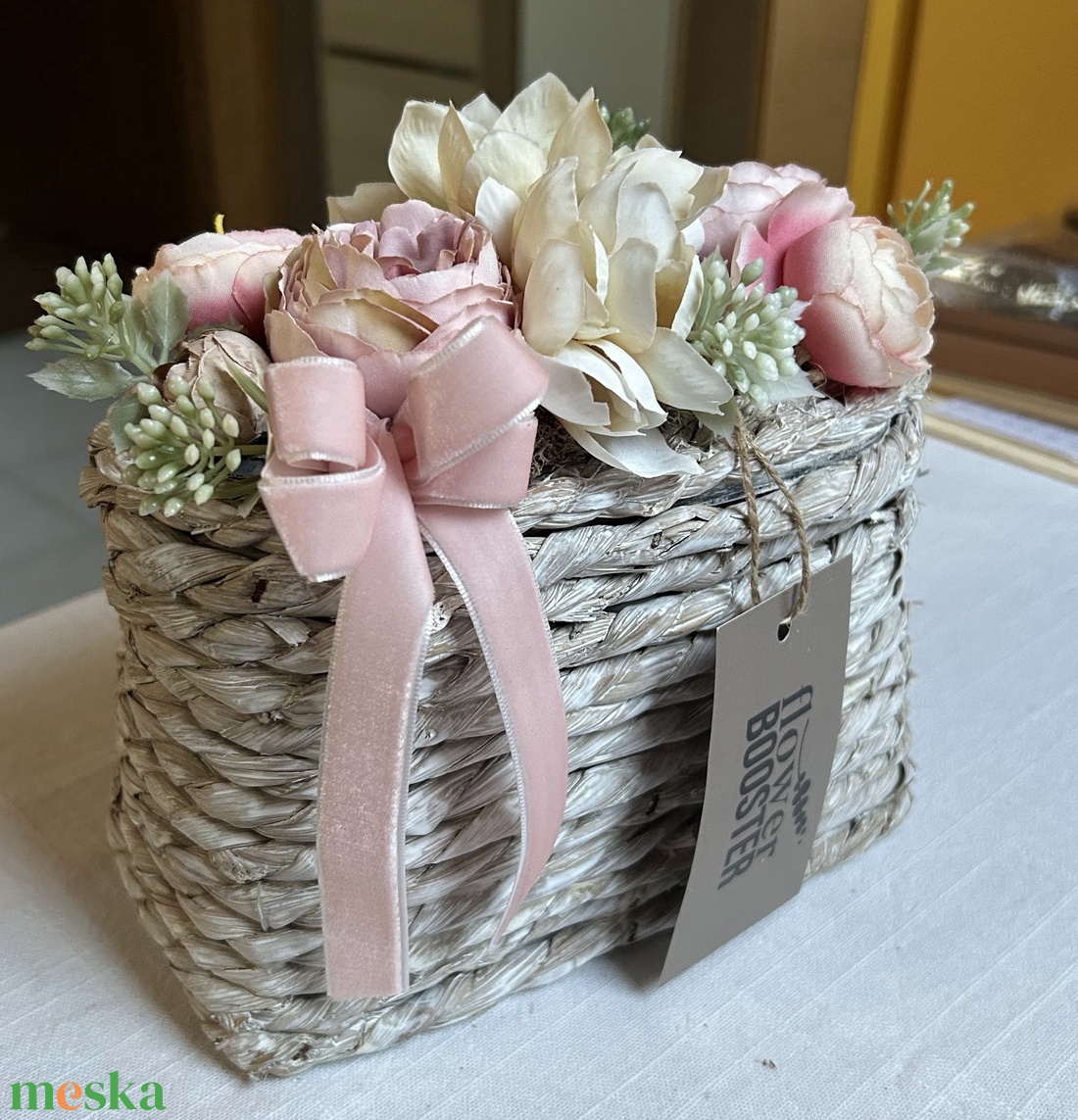 Anyák napi asztaldísz fonott kaspóban boglárkával és hortenziával - otthon & életmód - virágdekoráció - virágdíszek - asztali virágdísz - Meska.hu