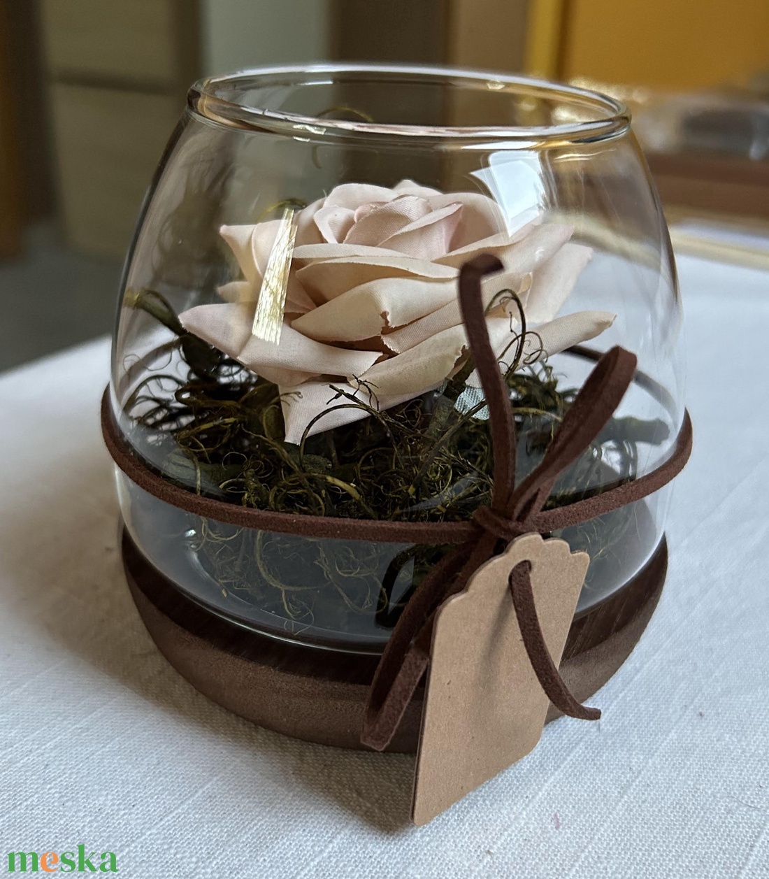 Bézs rózsa üvegtálban fa talpon Anyák napjára - otthon & életmód - dekoráció - asztal és polc dekoráció - asztaldísz - Meska.hu