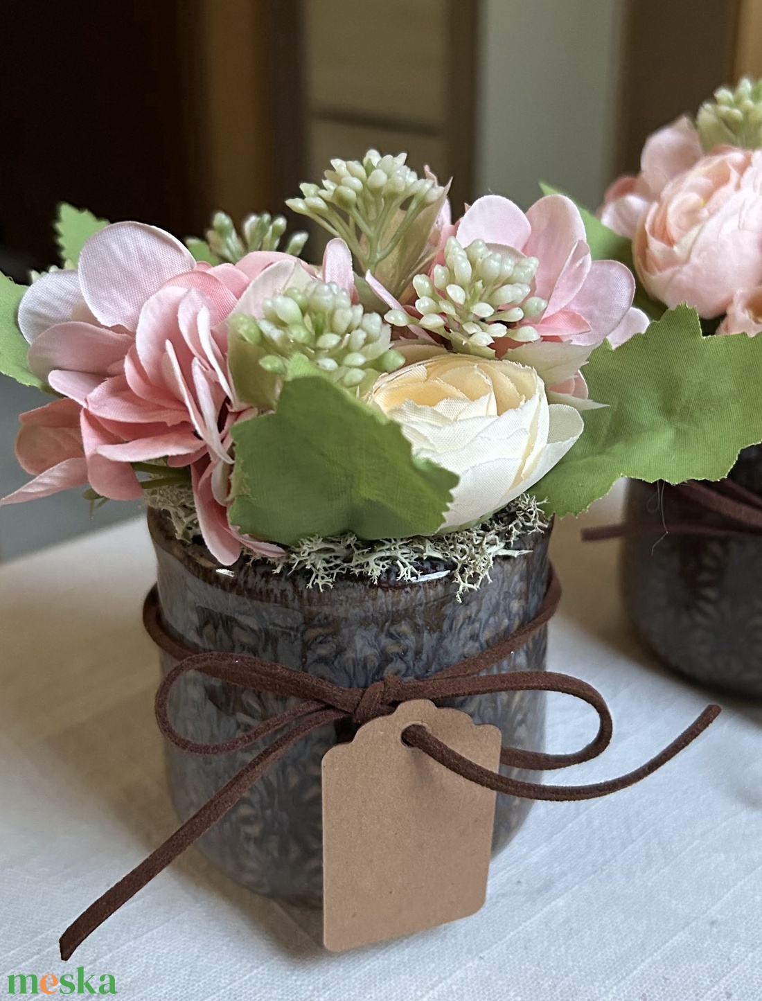 Anyák napi mini asztaldísz boglárkával és hortenziával - otthon & életmód - virágdekoráció - virágdíszek - asztali virágdísz - Meska.hu