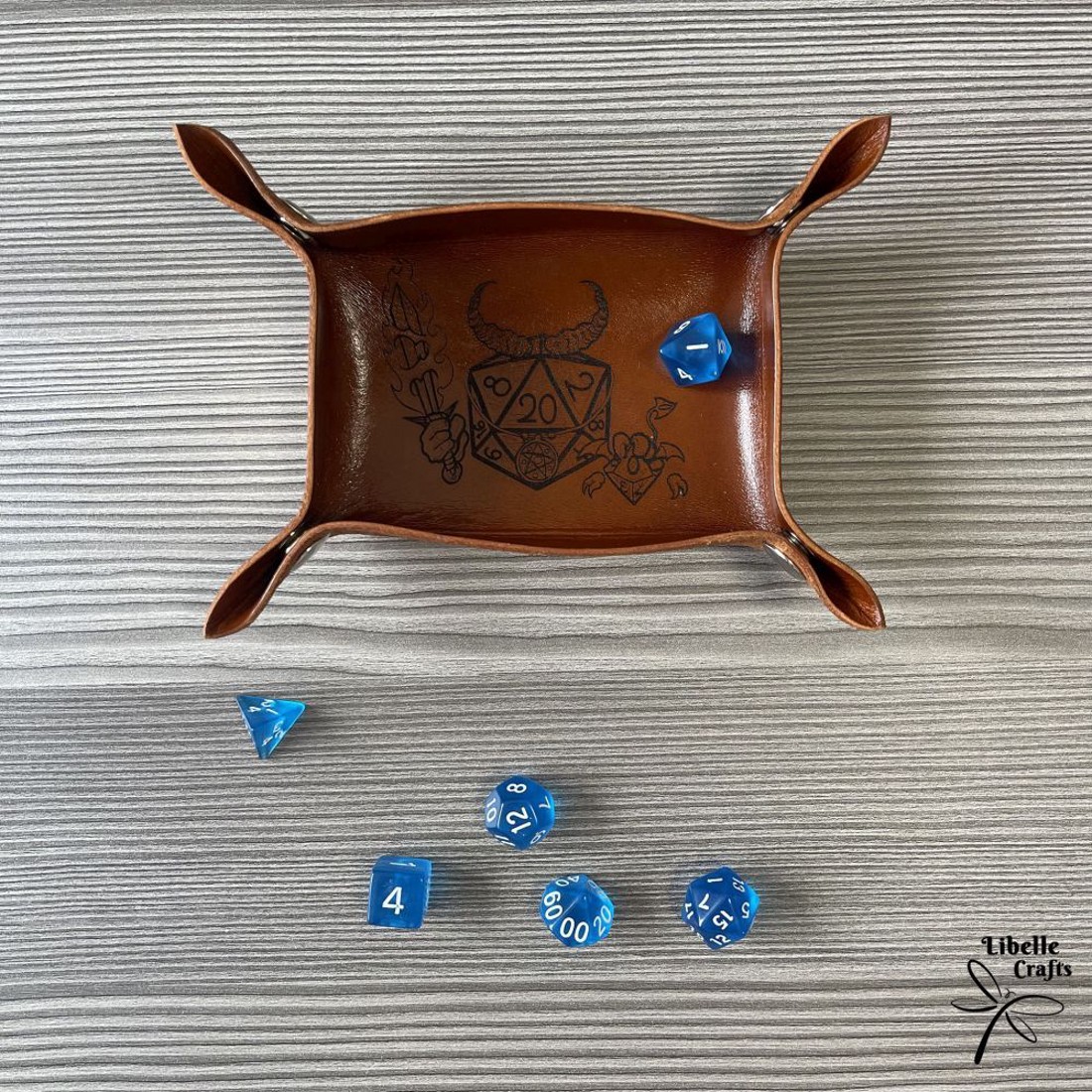 Kockák lángoló karddal kockadobó tálca - játék & sport - táblajáték és kártyajáték - társasjátékok - dobókocka - Meska.hu