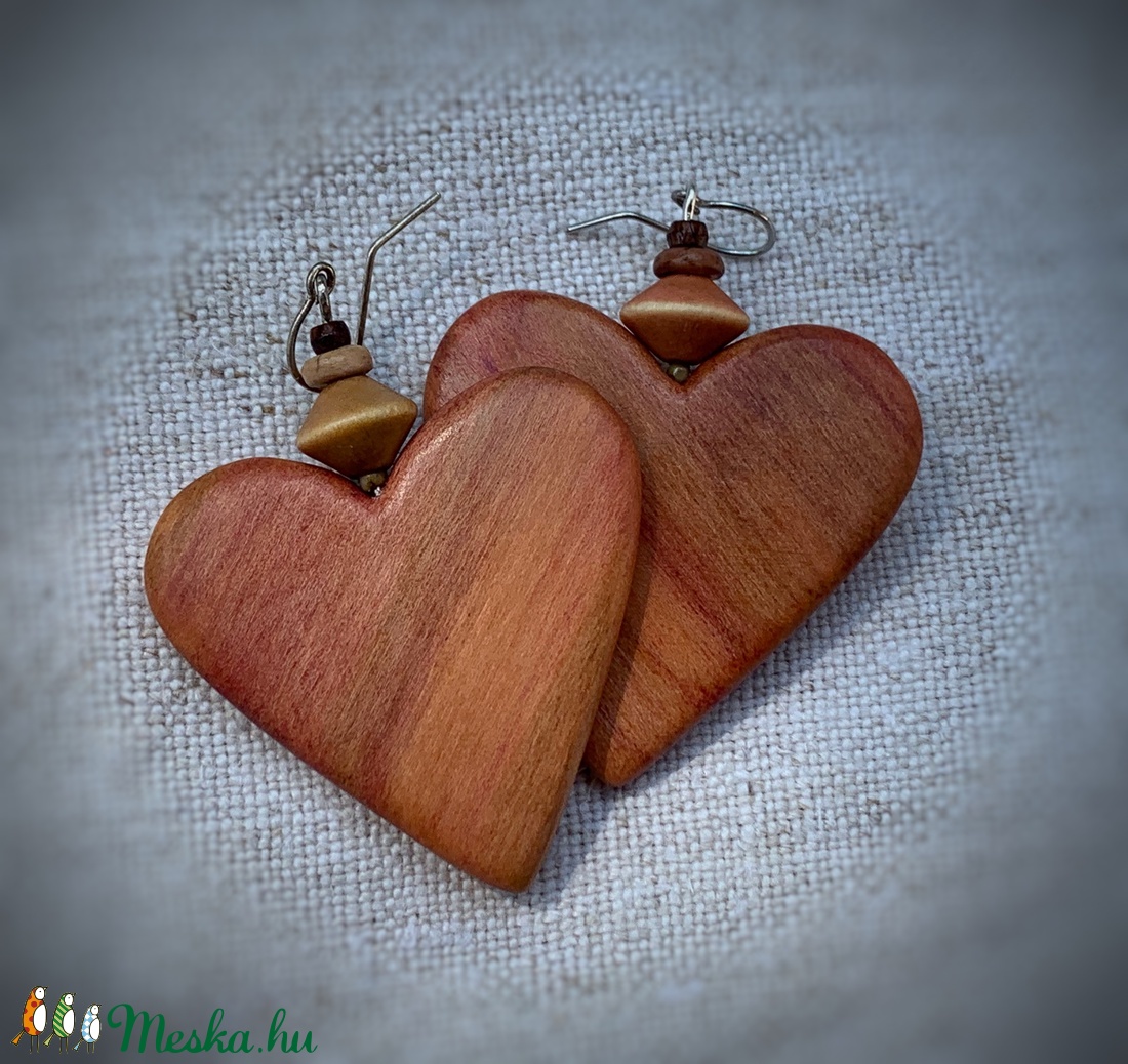 Szilvafából szív alakú fülbevaló - ékszer - fülbevaló - lógó fülbevaló - Meska.hu