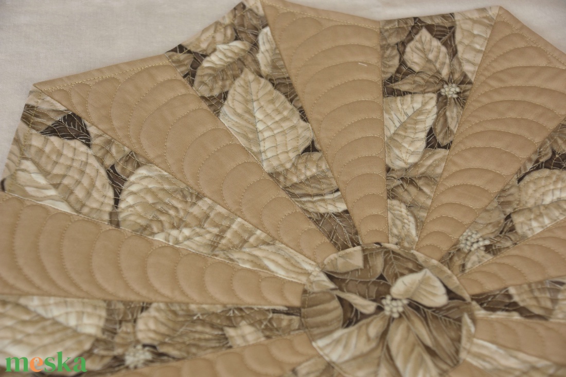 Homkszín mikulásvirágos margaréta terítő - karácsony - karácsonyi lakásdekoráció - ünnepi asztaldekoráció - Meska.hu