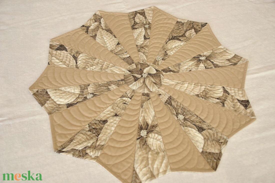 Homkszín mikulásvirágos margaréta terítő - karácsony - karácsonyi lakásdekoráció - ünnepi asztaldekoráció - Meska.hu