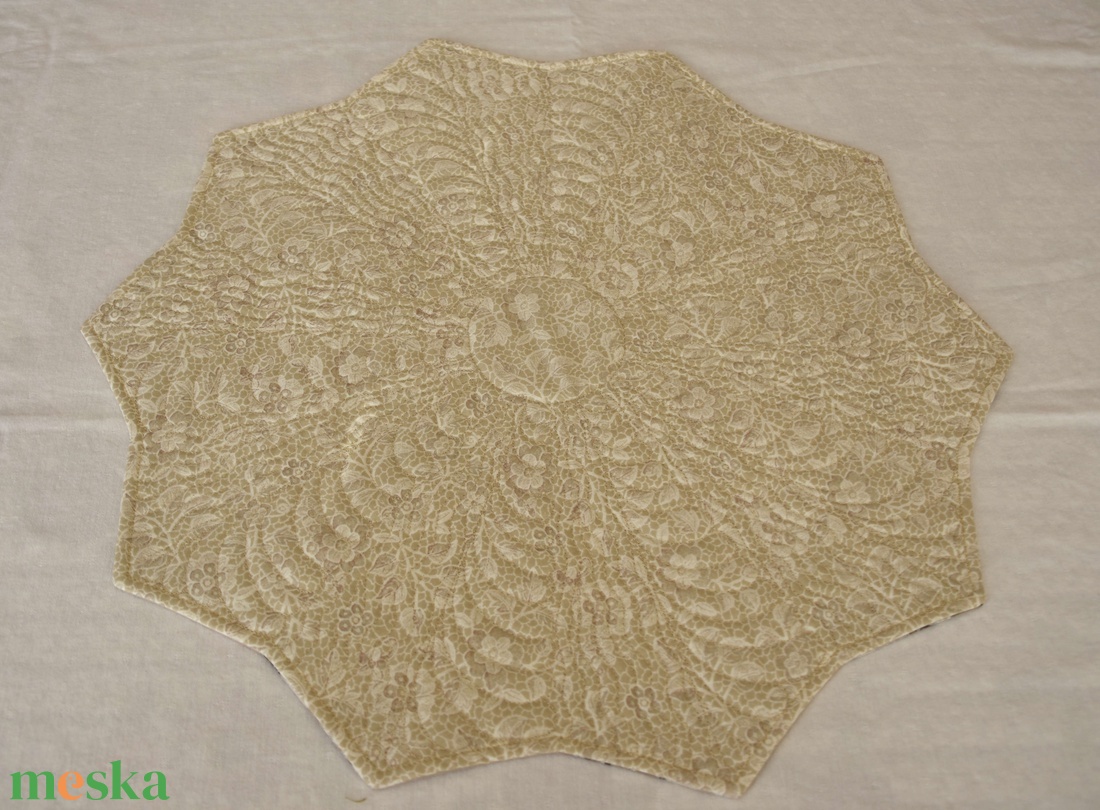 Homkszín mikulásvirágos margaréta terítő - karácsony - karácsonyi lakásdekoráció - ünnepi asztaldekoráció - Meska.hu