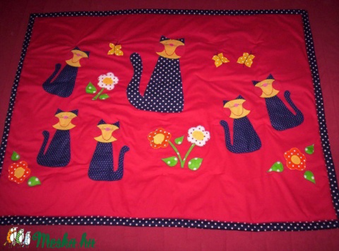 RENDELHETŐ!!! Piros pöttyös cicás ágytakaró  -  - Meska.hu