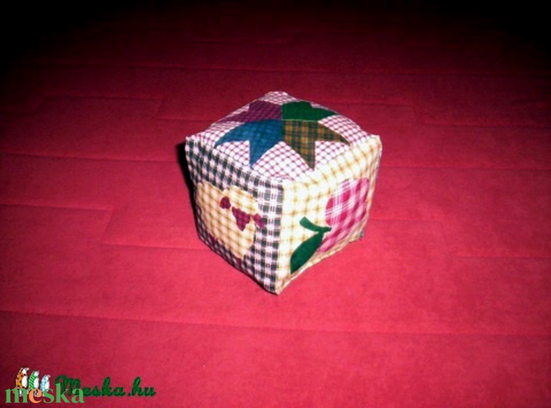 Csörgős baba kocka patchwork mintával - játék & sport - 3 éves kor alattiaknak - babakocka - Meska.hu
