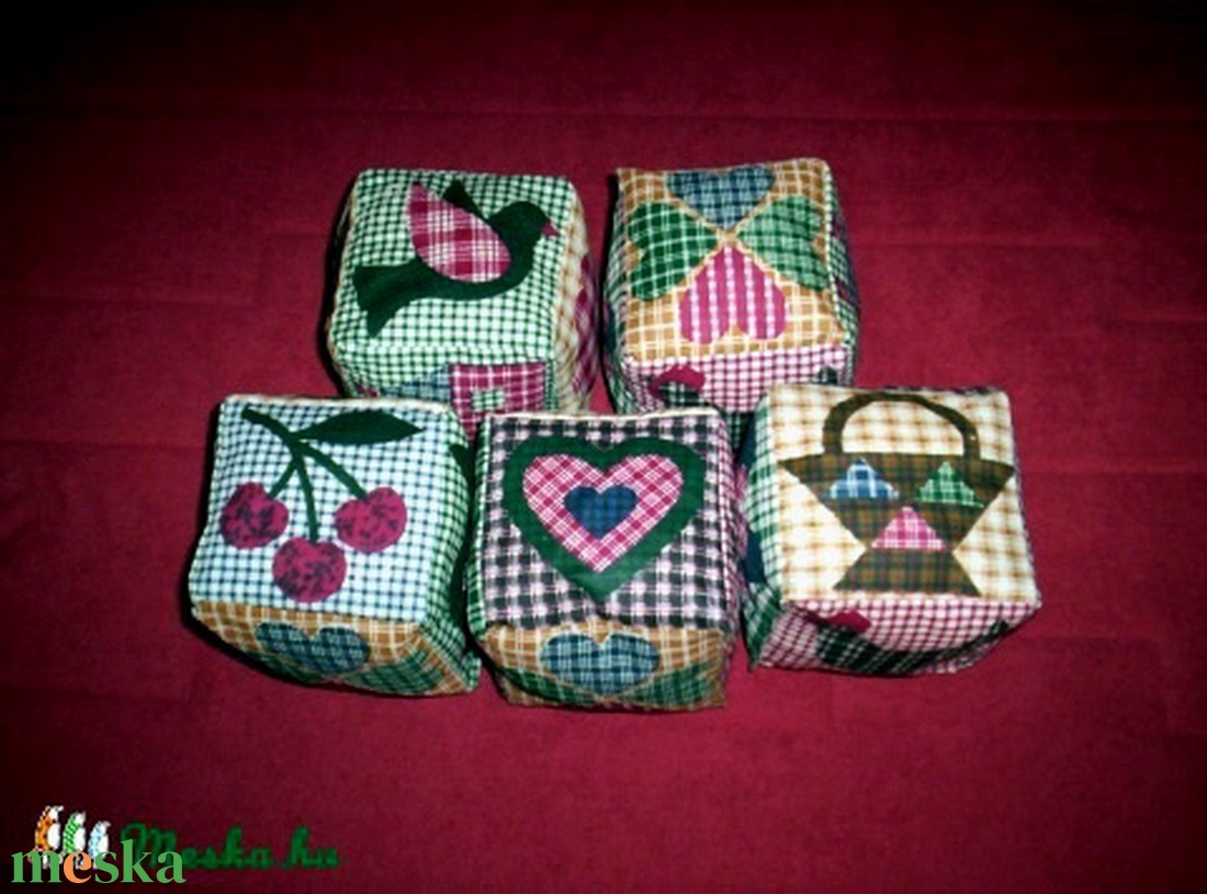 Csörgős baba kocka patchwork mintával - játék & sport - 3 éves kor alattiaknak - babakocka - Meska.hu