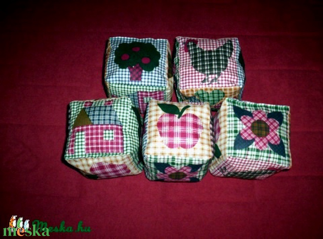 Csörgős baba kocka patchwork mintával - játék & sport - 3 éves kor alattiaknak - babakocka - Meska.hu
