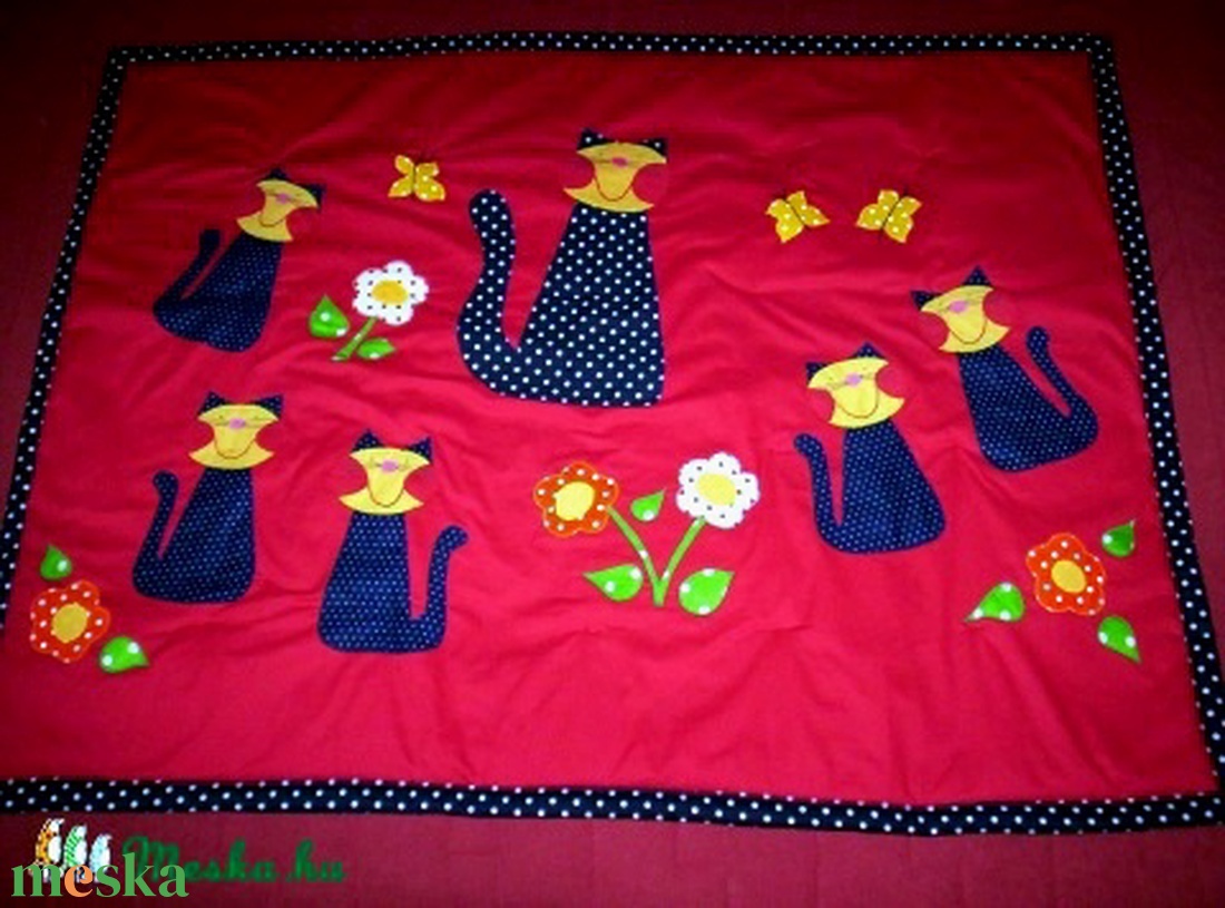 Mi újság, cicamica? (1965) Pöttyös cicás ágytakaró és falvédő- megrendelésre! - baba - mama - babaszoba-dekoráció - falvédő gyerekszobába - Meska.hu