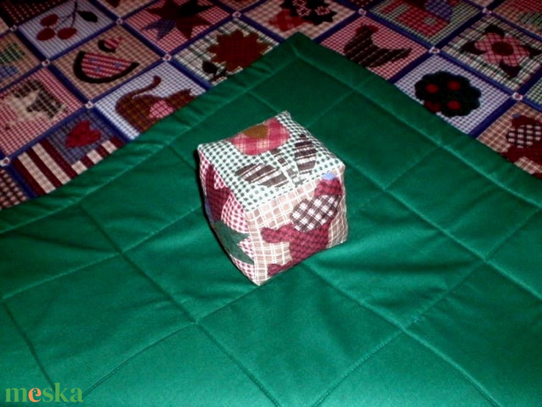Patchwork mintás játszószőnyegszőnyeg ajándék csörgős textil babakockával! - játék & sport - 3 éves kor alattiaknak - játszószőnyeg - Meska.hu