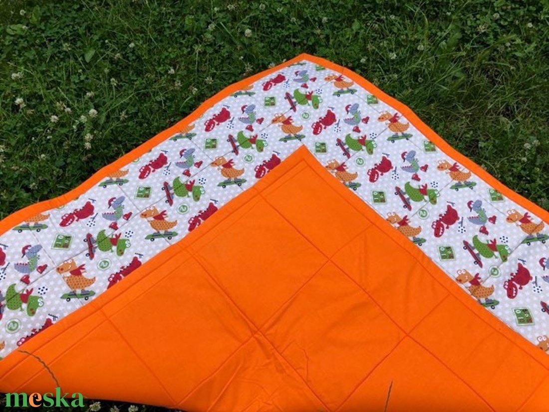 Dínós Játszószőnyeg narancssárga szegéllyel- és hátlappal - ajándék textil csörgős babakockával - játék & sport - 3 éves kor alattiaknak - játszószőnyeg - Meska.hu