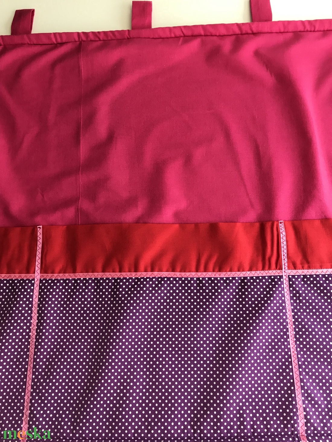 Pink falvédő lila pettyes zsebekkel - otthon & életmód - babaszoba, gyerekszoba - falvédő gyerekszobába - Meska.hu