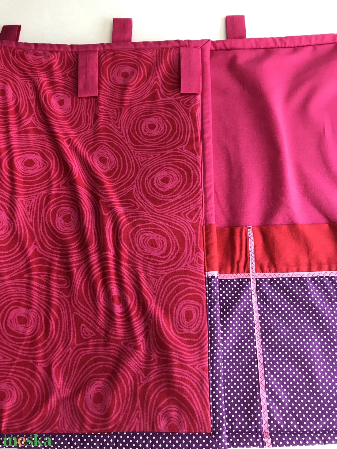 Pink falvédő lila pettyes zsebekkel - otthon & életmód - babaszoba, gyerekszoba - falvédő gyerekszobába - Meska.hu