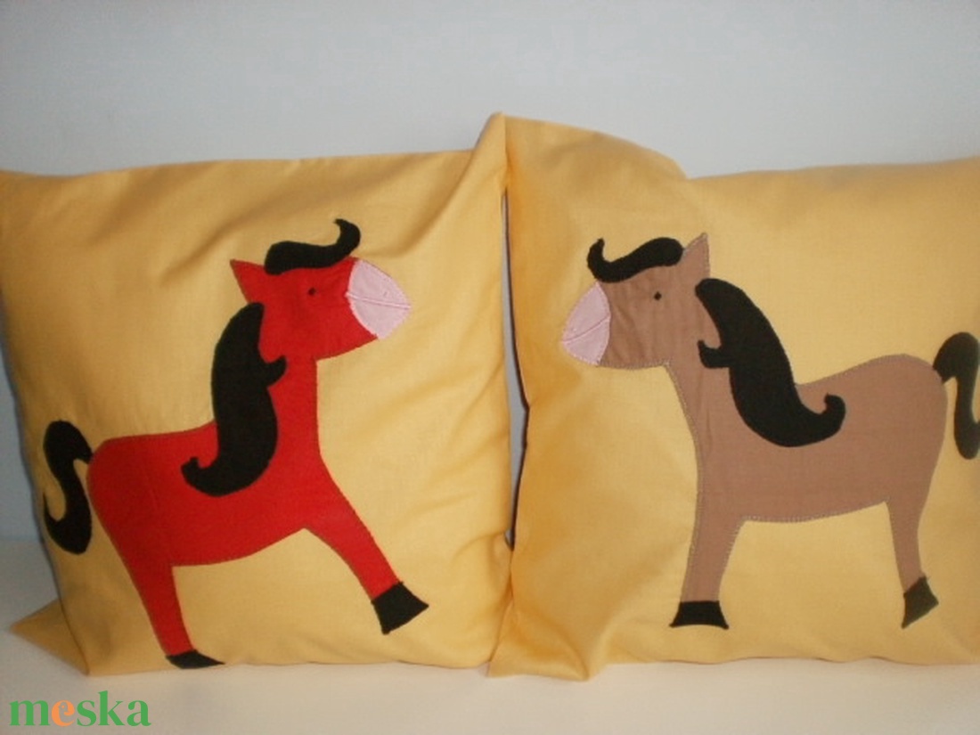 Lóbarátok vaníliasárga lovacskás párnák - baba - mama - babaszoba dekoráció - gyerek díszpárna - Meska.hu